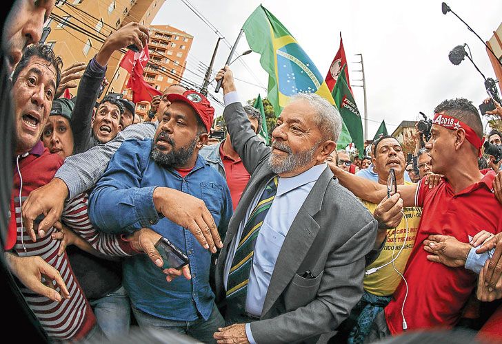 Lanzamiento. El ex mandatario fue acompañado por militantes del PT hasta el juzgado de Curitiba, donde respondió las preguntas del juez Moro. Anunció que se postulará a la presidencia en 2018.