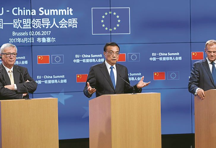 Conferencia de prensa. Los presidentes de la Comisión y del Consejo Europeos, Jean-Claude Juncker y Donald Tusk, flanquean al primer ministro chino, Li Keqiang, tras la cumbre.