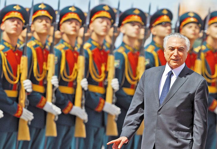 Bajo observacion. El mandatario brasileño desfila ante una guardia de honor rusa durante su visita oficial de esta semana a Moscú.