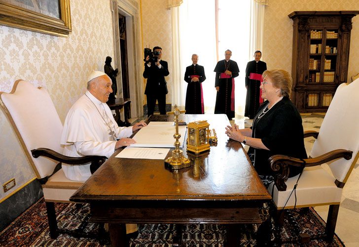 Gesto. Días después de que la Santa Sede confirmara la visita de Francisco, la presidenta chilena anunció un plan para los indígenas.