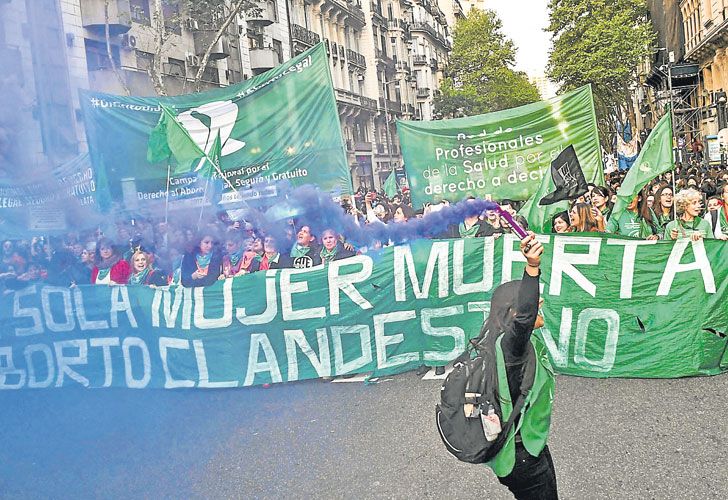 EN FOCO. Miles de mujeres marcharon el viernes a favor del aborto legal en Buenos Aires.