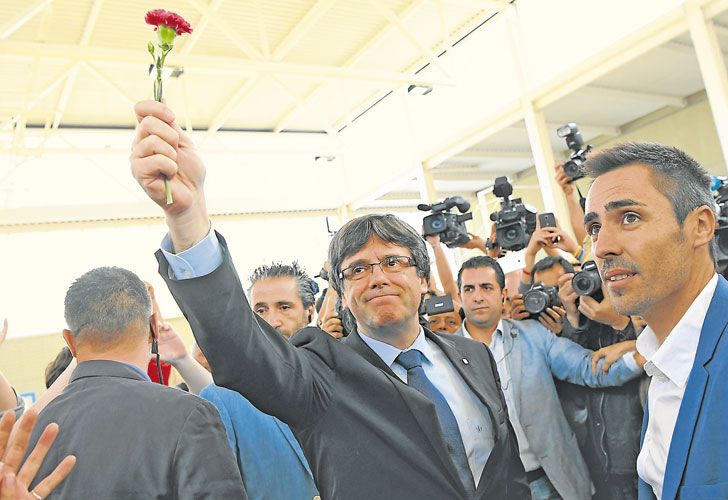Desafio. El presidente catalán podría ser detenido por la Justicia si consuma la secesión. Rajoy recibió el respaldo de Sánchez y Rivera en defensa de la integridad territorial del país.