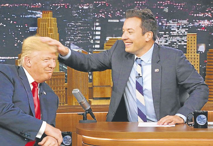 Mofa. Seth Meyers, Jimmy Fallon y Jimmy Kimmel desgranan cada noche ácidos comentarios sobre el gobierno y sus figuras.