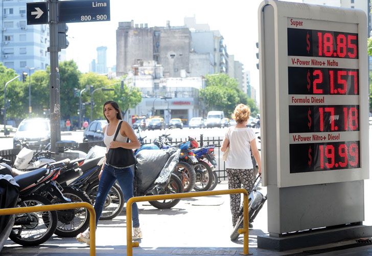 IMPACTO. Los surtidores se adaptarán a una nafta que también en la súper empezará con 2.