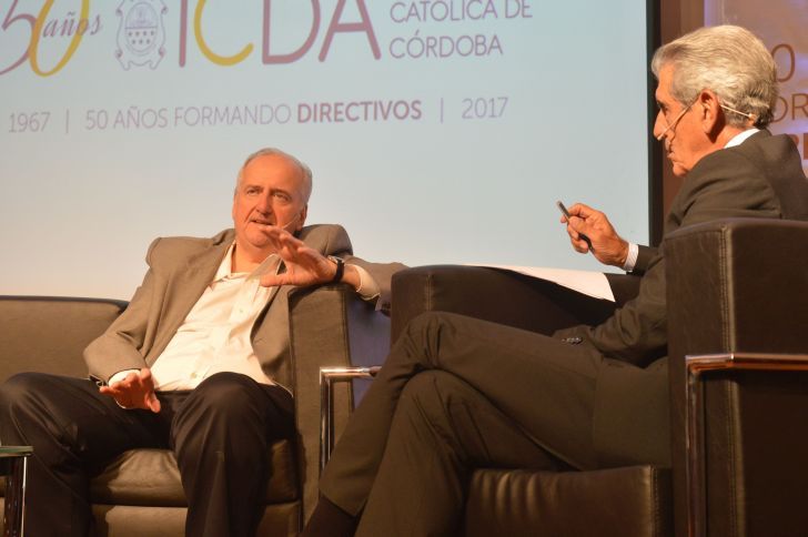 DIALOGO. Junto al periodista Miguel Clariá, Pagani analizó la coyuntura de la economía y los negocios.