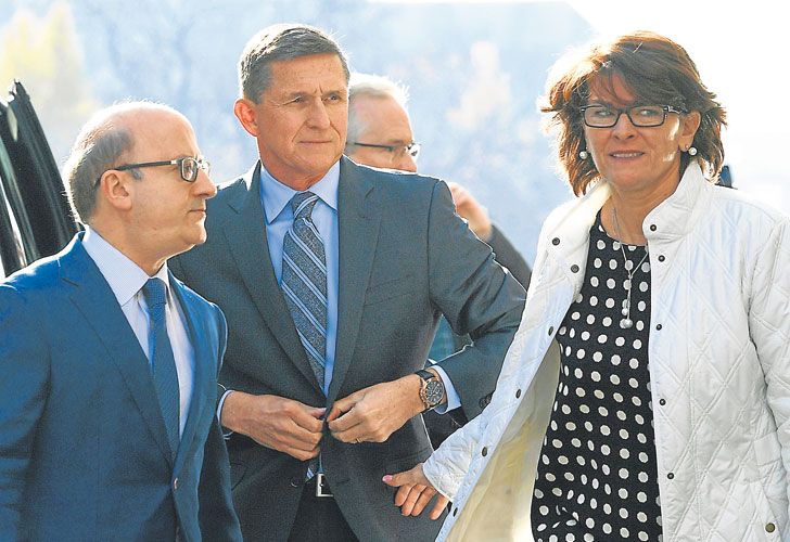 Serio. Flynn y sus abogados al presentarse ayer a declarar. Admitió que durante la transición hubo contactos del equipo de Trump con Rusia.