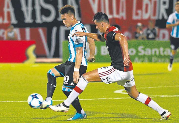 De la cabeza. Lautaro Martínez convirtió el primer gol para el equipo de Avellaneda. El otro lo hizo Lisandro López.