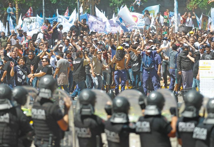 FALSEDADES. La solución no es prohibir las manifestaciones para evitar la violencia, ni provocarla en el juego irresponsable de levantar la apuesta. ¿Lo entiende la política?