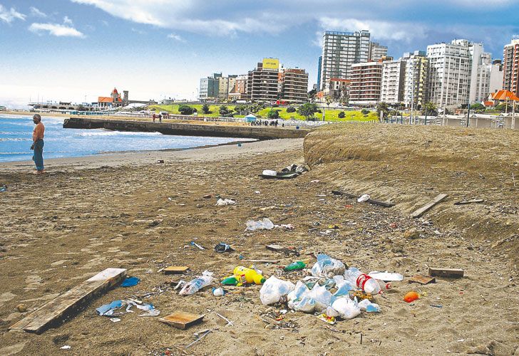 Suciedad. Es común encontrar en la arena bolsas y botellas plásticas que después van al mar.