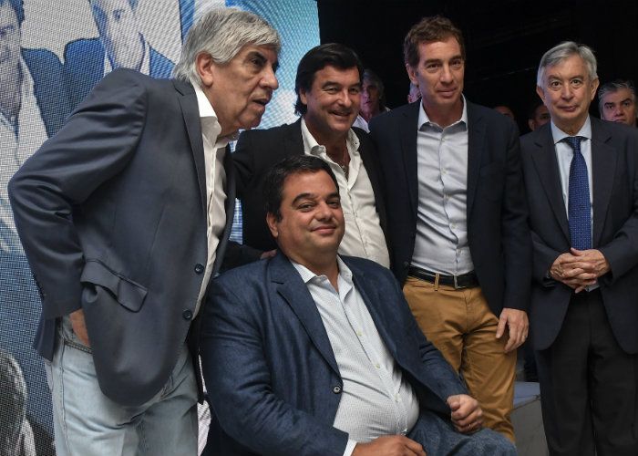 El Ministro de Trabajo, Jorge Triaca; el Vicejefe de Gobierno, Diego Santilli, junto a Hugo Moyano durante la reinauguración del Sanatorio Antártida en pleno centro de Caballito que atenderá a los afiliados a la obra social de chóferes de camiones.