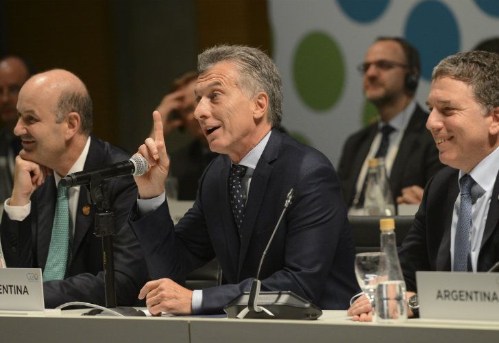 El presidente Mauricio Macri durante el cierre de la reunión de ministros de finanzas y bancos centrales del G20 junto al ministro de Hacienda, Nicolás Dujovne, y el titular del Banco Central de la República Argentina, Federico Sturzenegger.