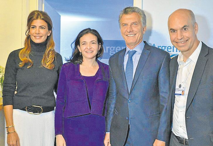 Reunion. En sus giras a Davos, Macri recibió a Sheryl Sandberg, directora operativa de la red. 