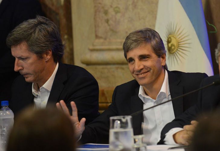 Santiago Bausili, al lado de Luis Caputo en el Congreso.