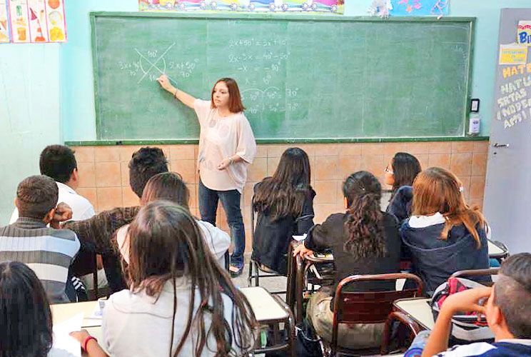Camino. De los 724 mil que entraron en 2011, egresaron 439 mil.