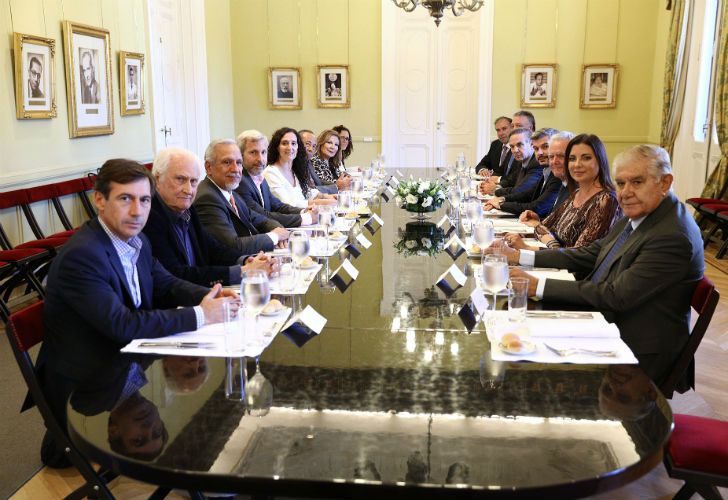 Peña almuerza con jefes del Senado para tratar la