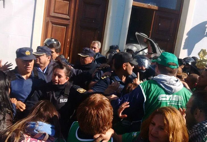 Un policía falleció de un infarto durante el enfrentamiento con estatales