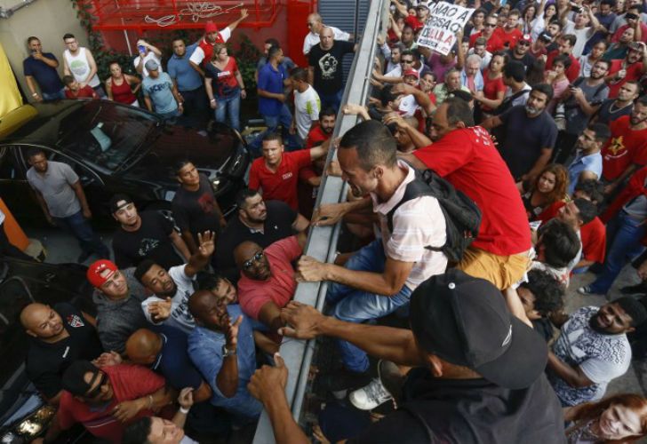 lula da silva sindicato manifestantes 20180407