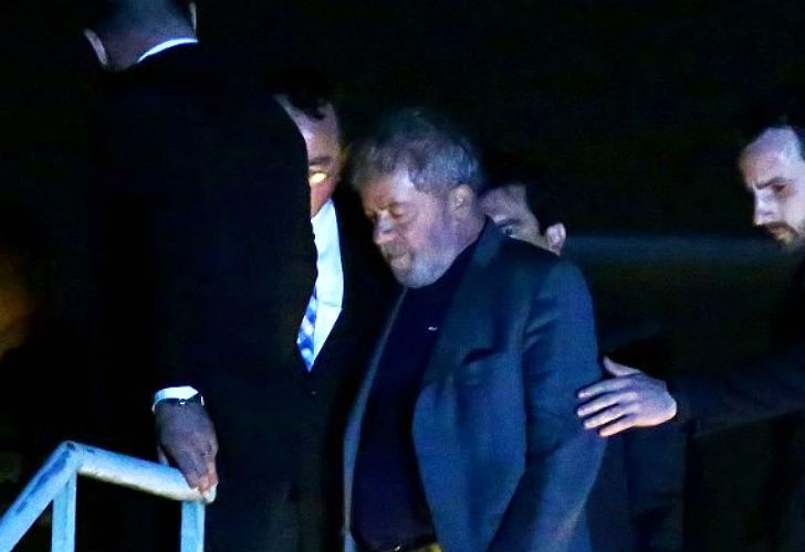 Lula, detenido al llegar a Curitiba.