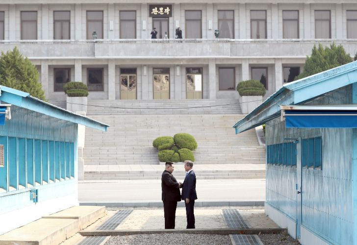 Resultado de imagen para Cumbre de las Coreas inició con histórico encuentro entre Moon y Kim Jong-un