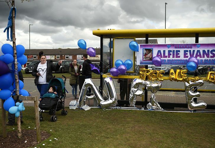 En muchos lugares hubo muestras de apoyo a la lucha de los padres de Alfie.
