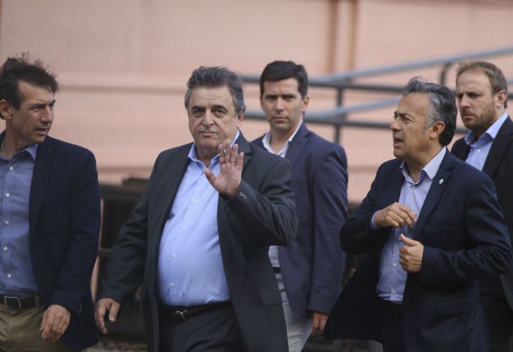 El jefe del bloque radical, Mario Negri, llegando a la reunión en Casa Rosada