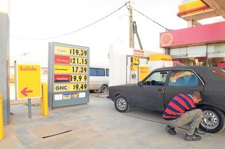 Congelan las naftas por 90 días y bajan el precio interno del petróleo