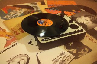 Reinventar la industria con los vinilos, el soporte vintage que gana terreno