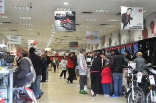 Suave mejora en el consumo de las familias con tarjetas de crédito y débito
