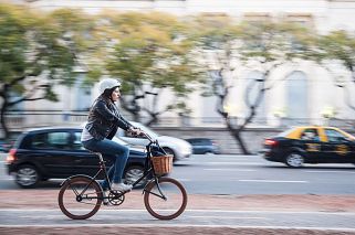 Más chicas en bici: en un año, se triplicó la cantidad de ciclistas mujeres en la Ciudad