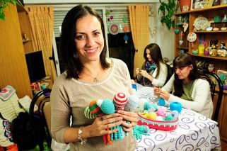 Tejedoras crean ‘abrazos de pulpo’ para bebés prematuros