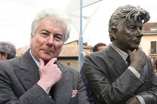 Sigue la exitosa saga de Ken Follet