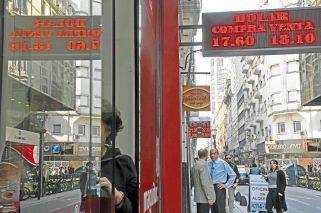 El dólar llegó a $ 18 y salieron a frenarlo