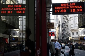 La divisa, a $ 17,98 en la semana en que el Central cambió de estrategia por la política
