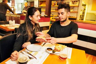 Polémica por el recargo para compartir un plato