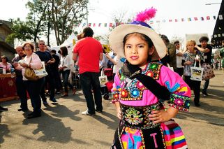 Cuarenta colectividades comparten en una feria su gastronomía, música y arte