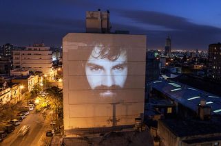 Es fotógrafo y proyecta imágenes de desaparecidos en todo el mundo