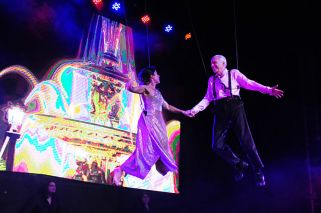 Cormillot, a los 79 años, hace acrobacia aérea junto a sus nietas