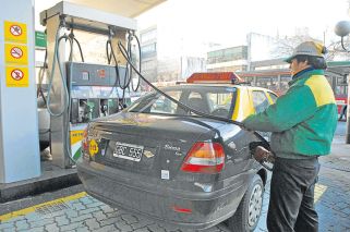 Buscan recaudar U$S 1.400 millones con los impuestos a los combustibles