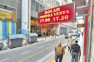 El dólar bajó a su menor nivel en tres meses