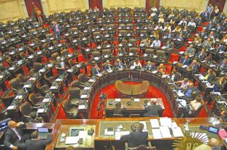 Rehenes de un debate ausente