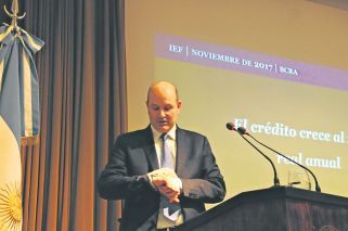 Sturzenegger resiste las versiones de su salida y prevén una baja del dólar