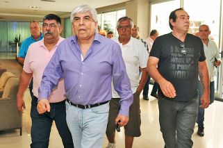 Moyano asumió la defensa de la familia mientras su hijo busca el apoyo del PJ