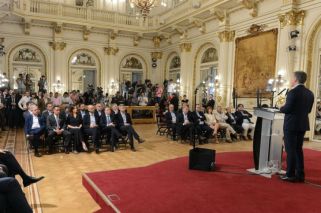 Cuáles son los familiares de funcionarios que se quedan sin trabajo en el Gobierno