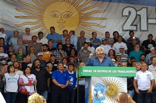 Moyano tensó la cuerda con el Gobierno pero no la rompió