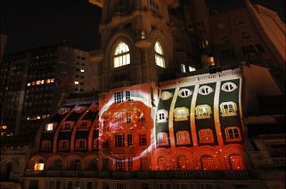 La lluvia de colores y sonidos que se apodera de la Avenida de Mayo