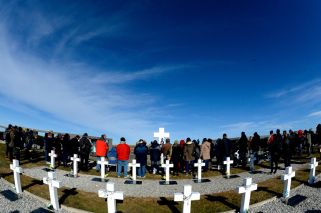 Prohibieron banderas argentinas en el cementerio de Malvinas