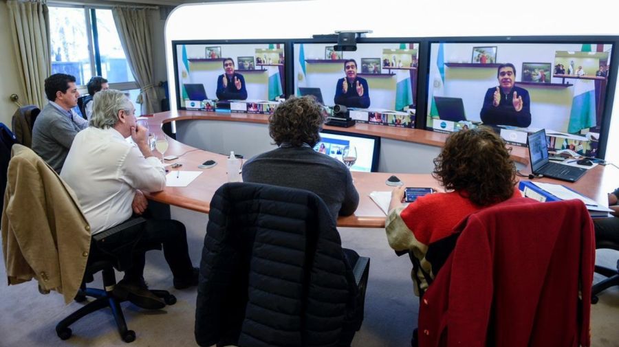 Alberto Fernández y sus funcionarios en videoconferencia con gobernadores