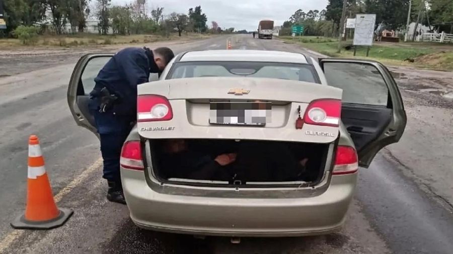 El Chevrolet Corsa en el que viajaban los detenidos.