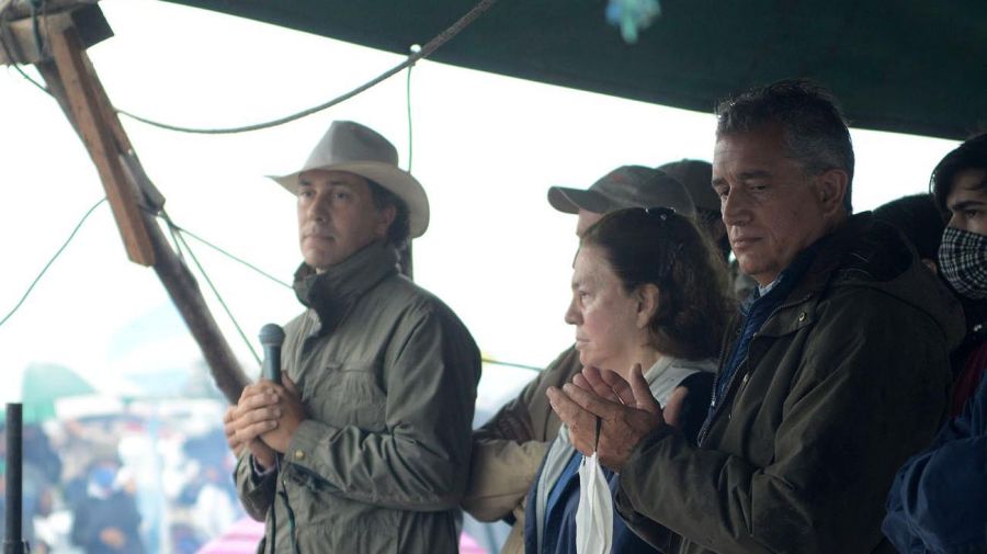 Familia Etchevehere: Juan Diego, Leonor y Luis Miguel, en el banderazo contra la ocupación. Foto: Pablo Cuarterolo.