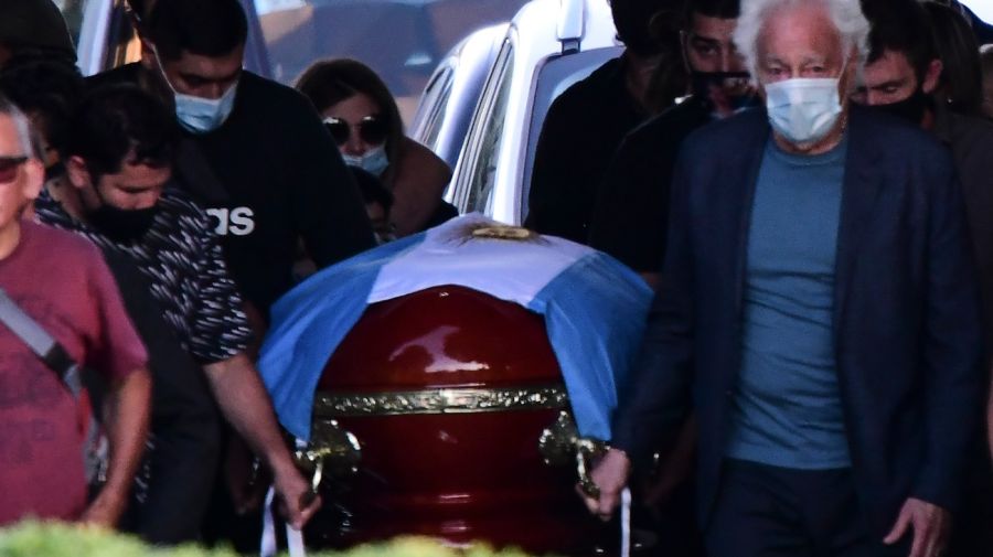 Maradona ya descansa en el cementerio de Bella Vista.